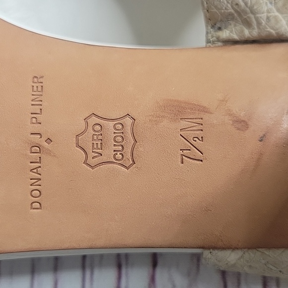 Donald J. Pliner Cream Embossed Women's Thong  Leather Sandals Size 7.5 - Picture 7 of 10